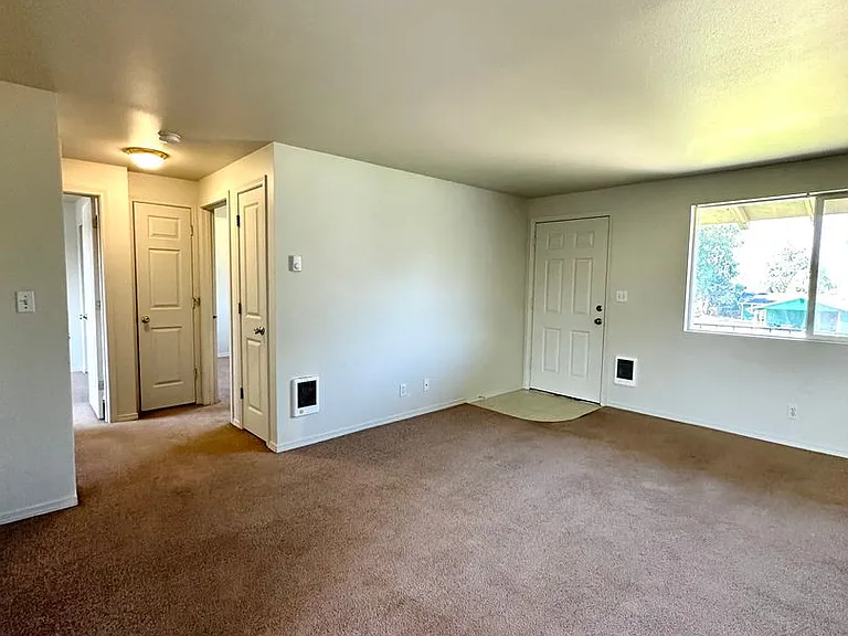 1618 SW Lava Ave — Photo 5