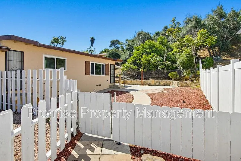 2 bed, 1.0 bath, 800 sqft, $2,200 — Photo 2