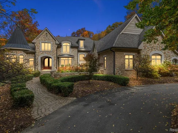 2541 Plum Creek Ct, Oakland, MI 48363