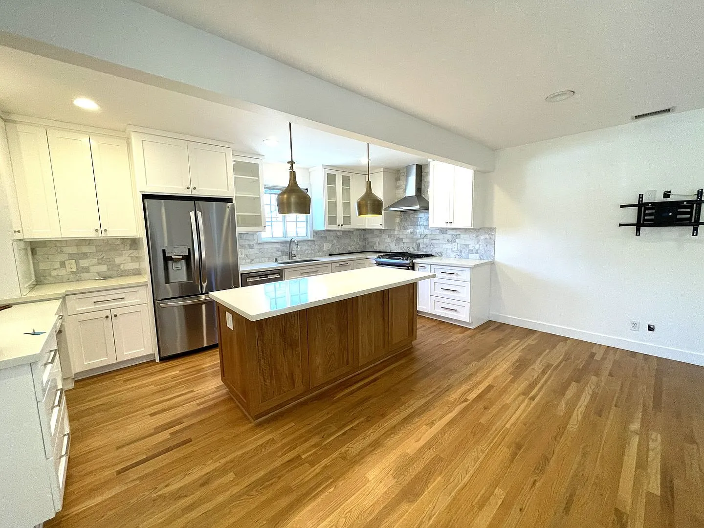 Updated 3 bedroom house with air conditioning and large, private yard — Photo 3