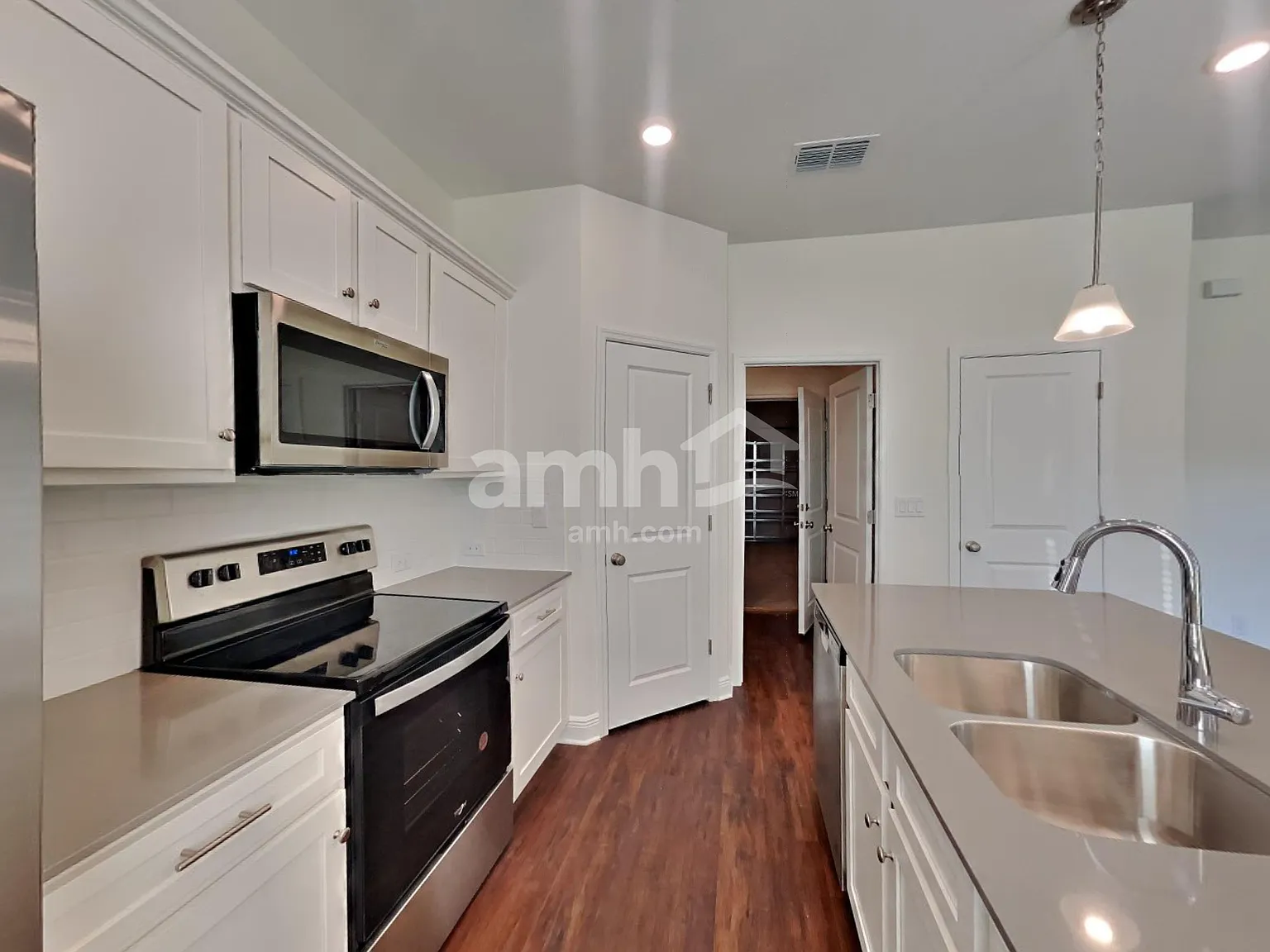 3 bed, 2.5 bath, 1685 sqft, $2,475 — Photo 3