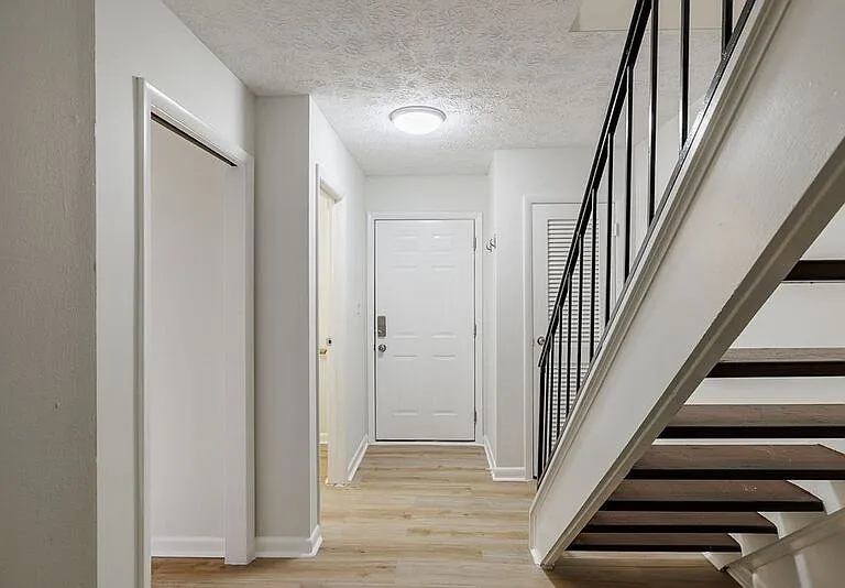134 Fernbanks Ct — Photo 3