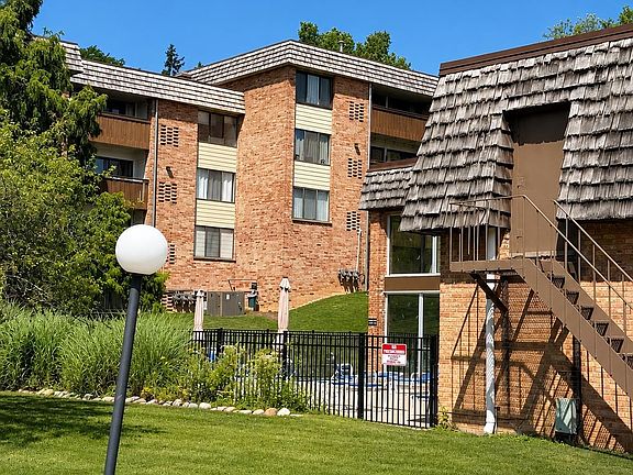 4th image of 1325 S Maple Rd APT 301