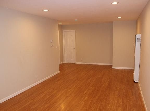 5th image of 658 Arbutus Ave APT 4