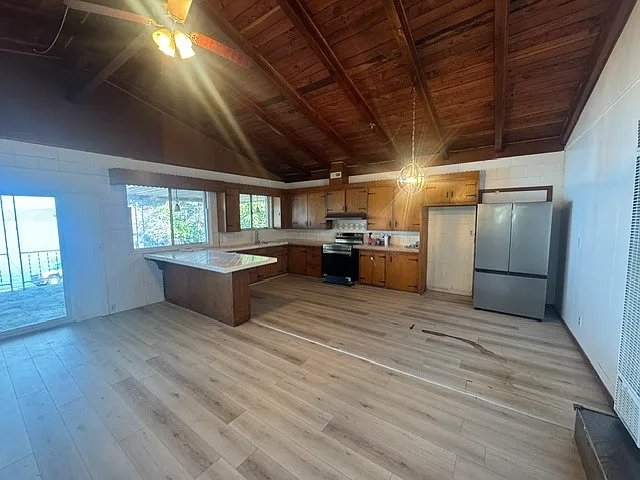 3 bed, 3.0 bath, 2500 sqft, $2,200 — Photo 4