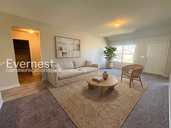 4 bed, 2.0 bath, 1477 sqft, $1,900 — Photo 2