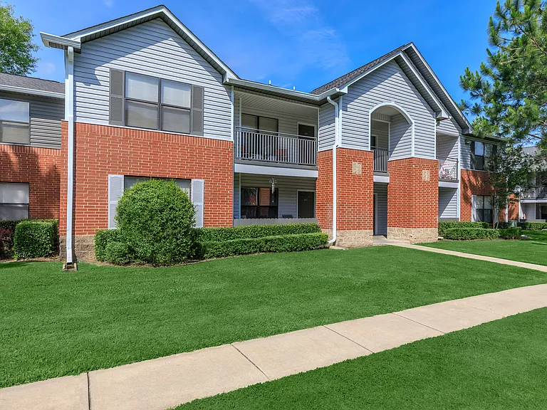 100 Chapelridge Dr — Photo 1