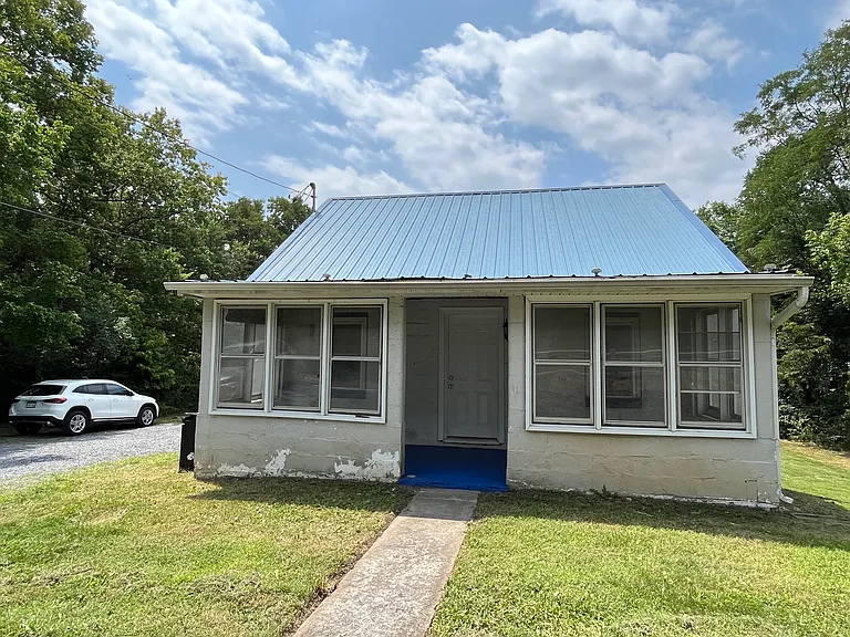 312 W Moler Ave — Photo 2