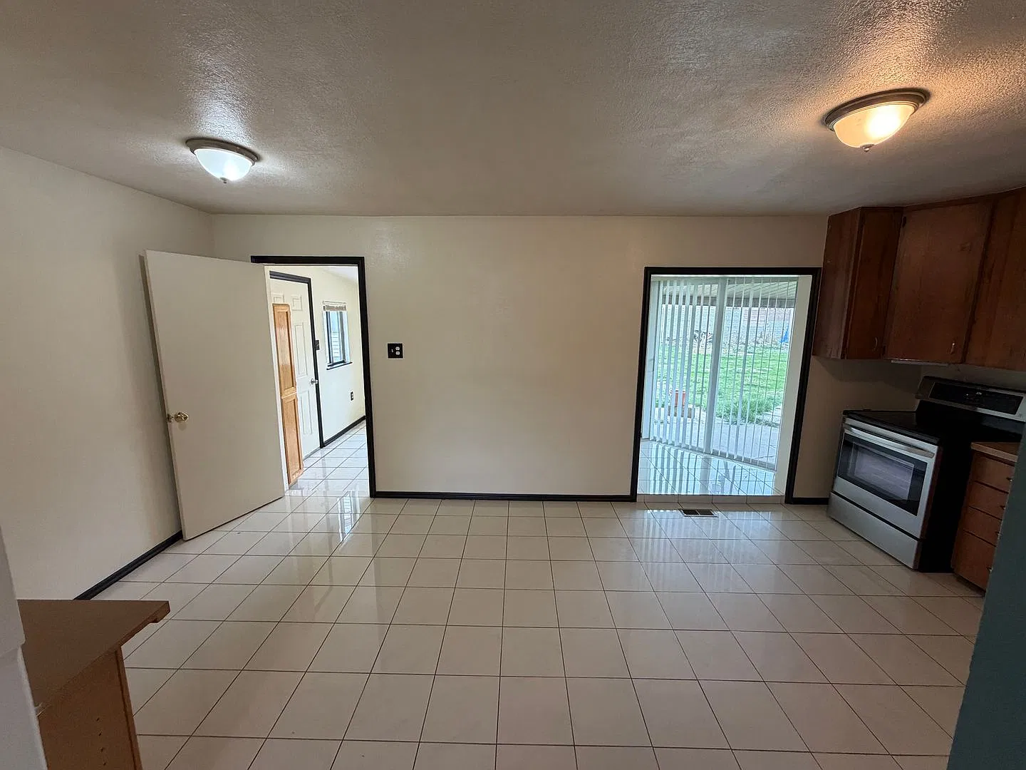 Three Bedroom Home in Kearns with very large detached garage! / Available now!! — Photo 3