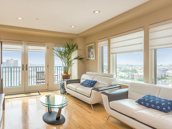 3rd image of 260 West Broadway