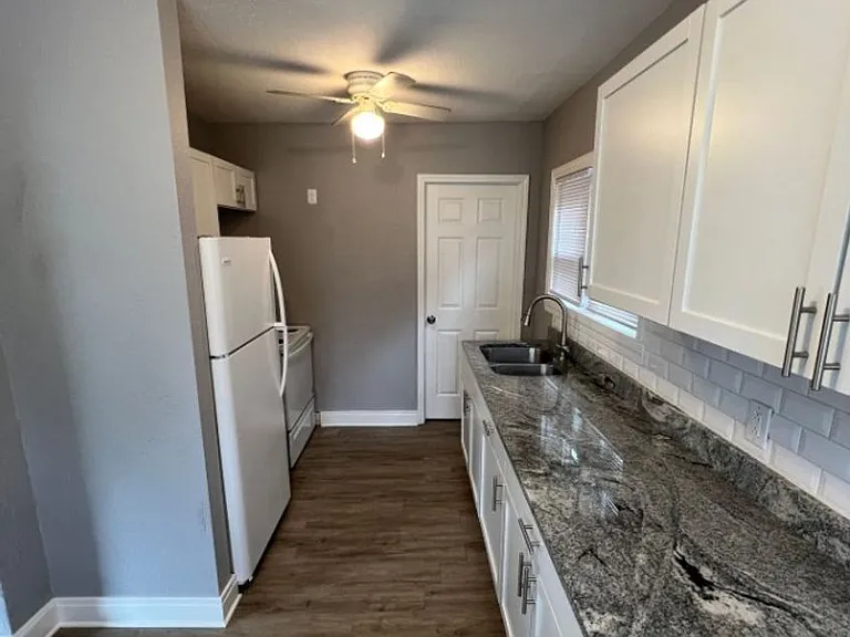 512 W Walnut St — Photo 7