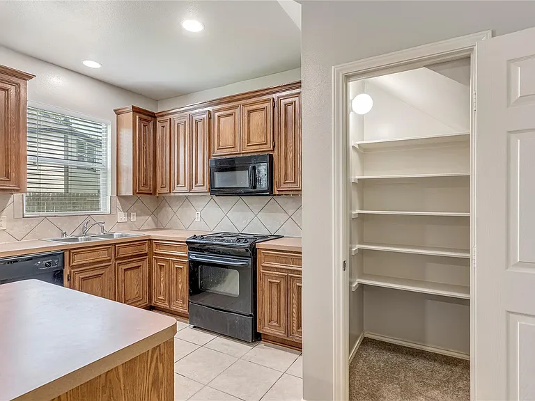 706 Woodport Ln — Photo 6