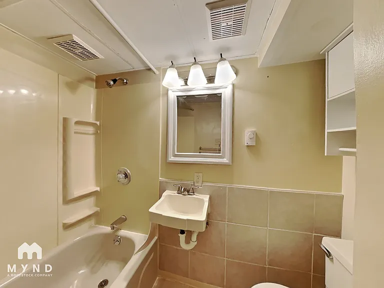 1076 S Monroe St — Photo 17