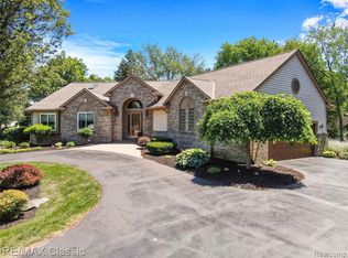 1914 Meadow Ridge Dr, Walled Lake, MI 48390