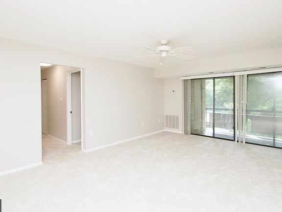3rd image of 2862 Dover Ln Suite 302