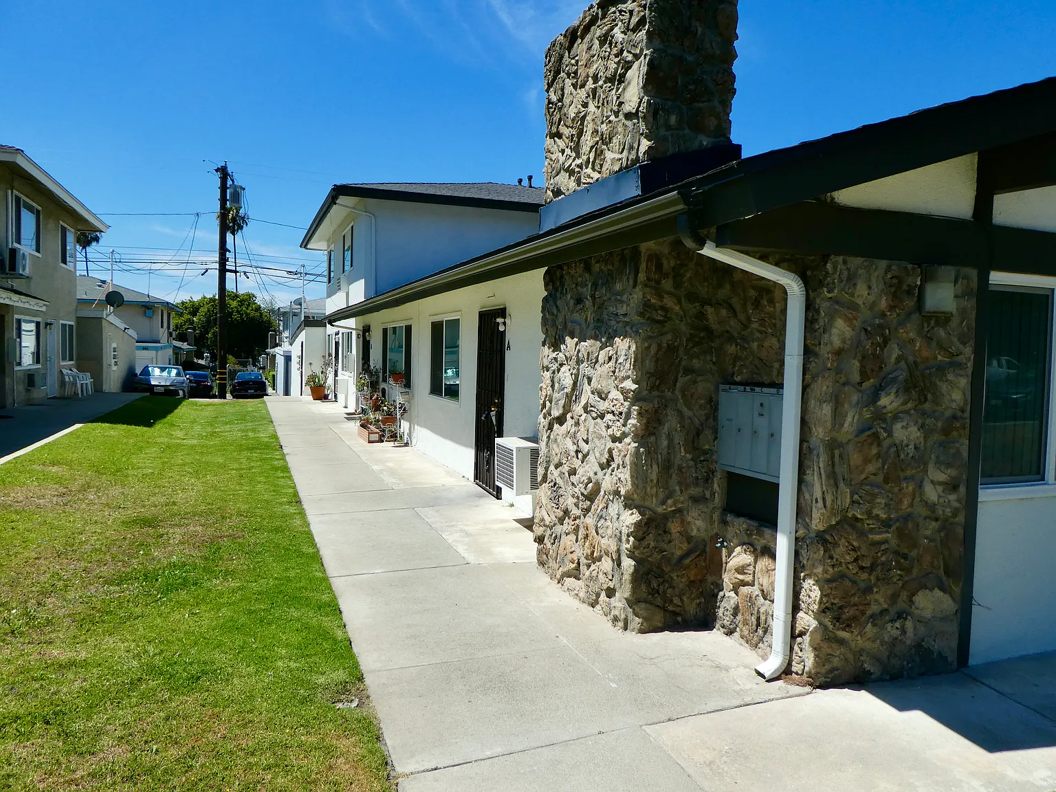 3 bed, 1100 sqft, $2,700 — Photo 4