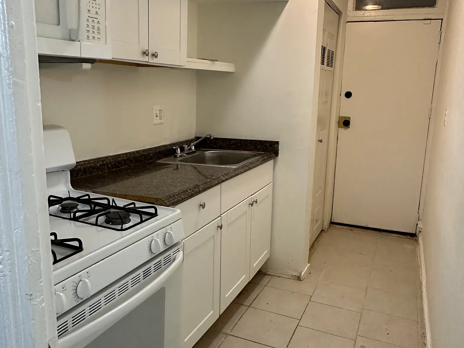 3 bed, 1300 sqft, $3,100 — Photo 2