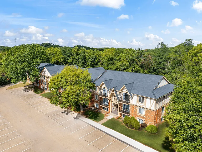 2900 W War Memorial Dr — Photo 1