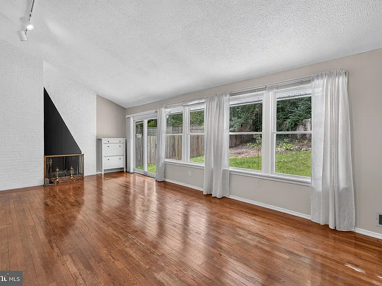 7027 Jefferson Ave — Photo 13