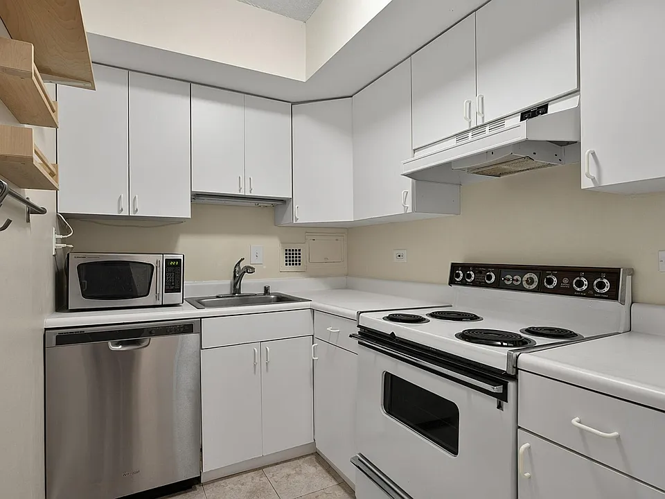 1301 Delaware Ave SW #812