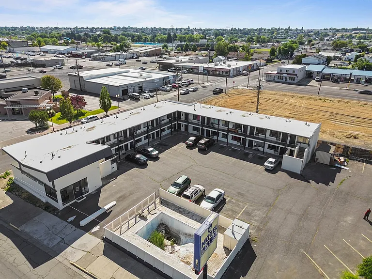 905 W Broadway Ave — Photo 5