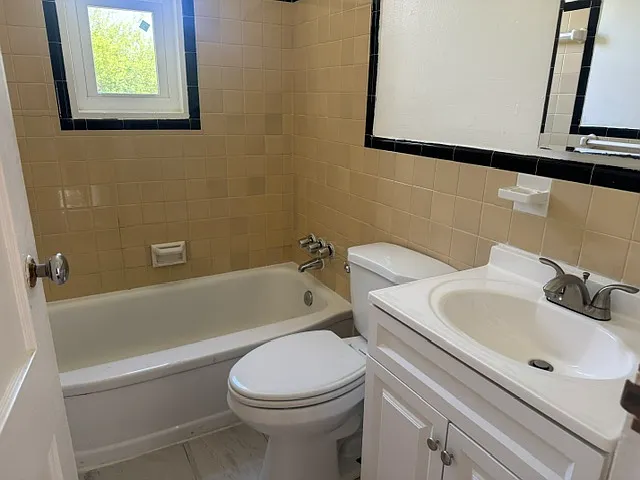 1021 47th Pl NE — Photo 5
