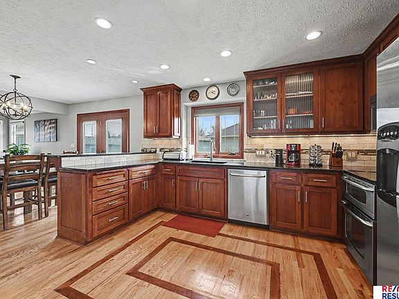 4th image of 2415 Parkview Dr
