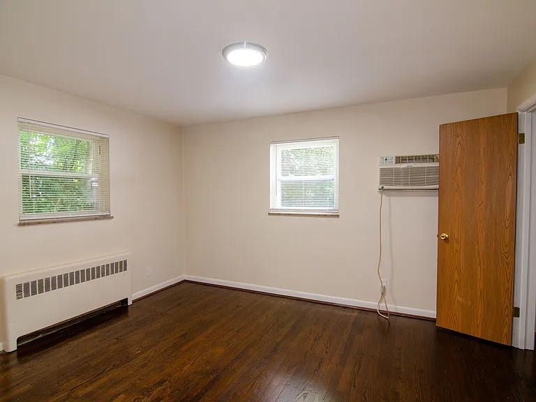 Spacious Apartments in Delhi Twp — Photo 3