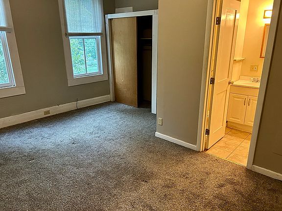 2nd image of 939 Washington Ave APT 2