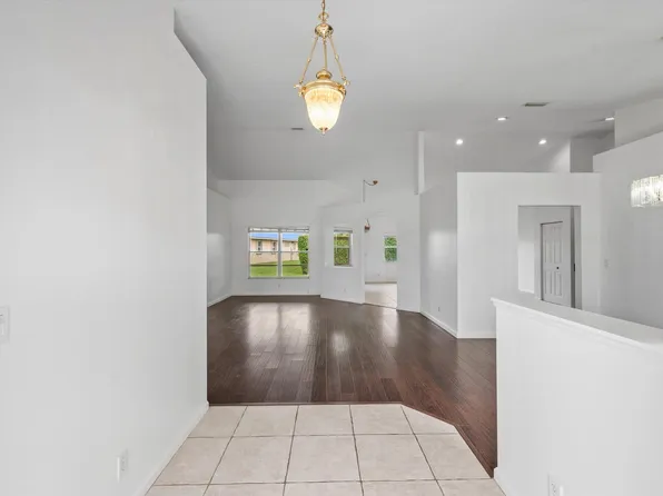 106 Fernwood Cres, Royal Palm Beach, FL 33411