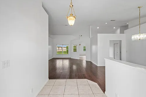 106 Fernwood Cres Photo 1