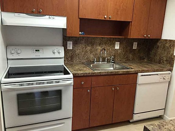 4th image of 933 NE 199th St APT 201