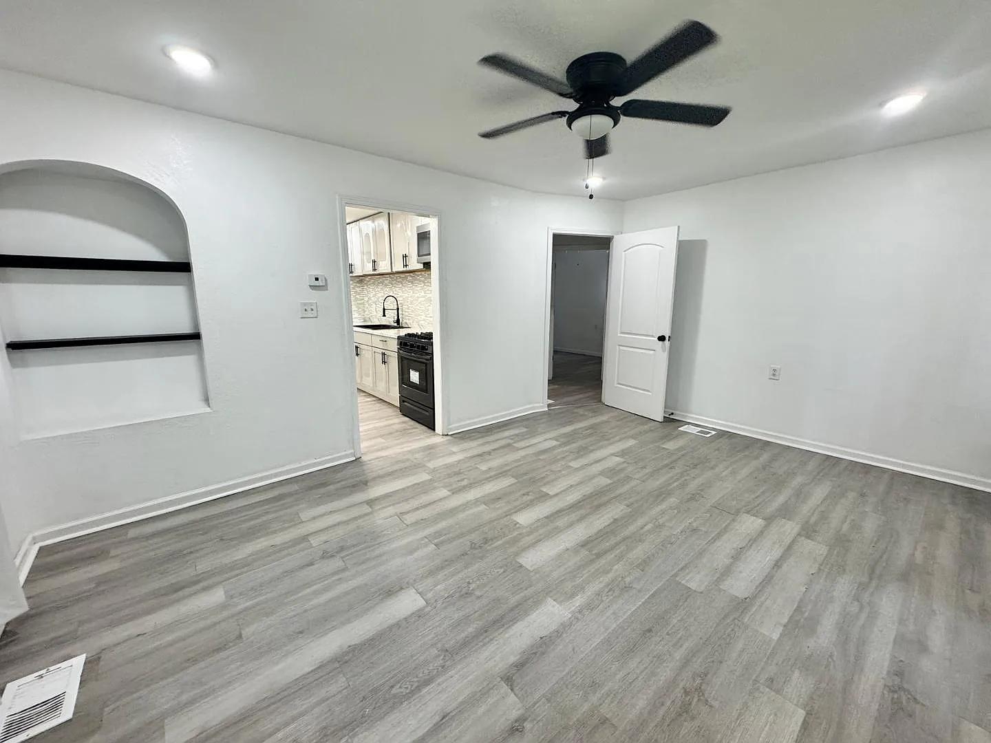 3 bed, 1.0 bath, 929 sqft, $1,300 — Photo 2