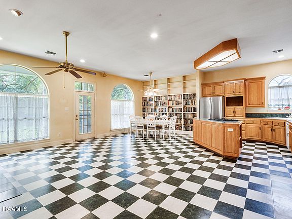 4th image of 101 Oleander St
