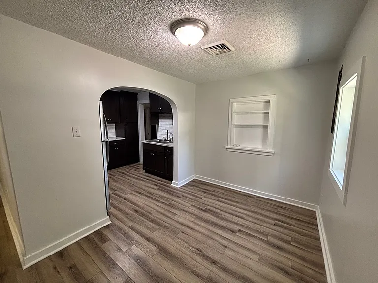 220 Parker Ln — Photo 4