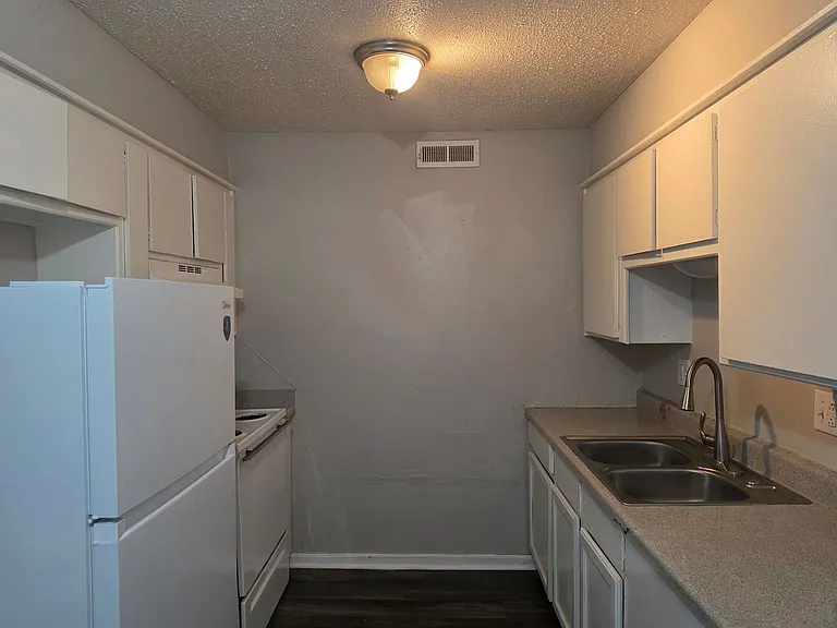Discover Ridgewood Village Apartments in Moore, OK — Photo 16