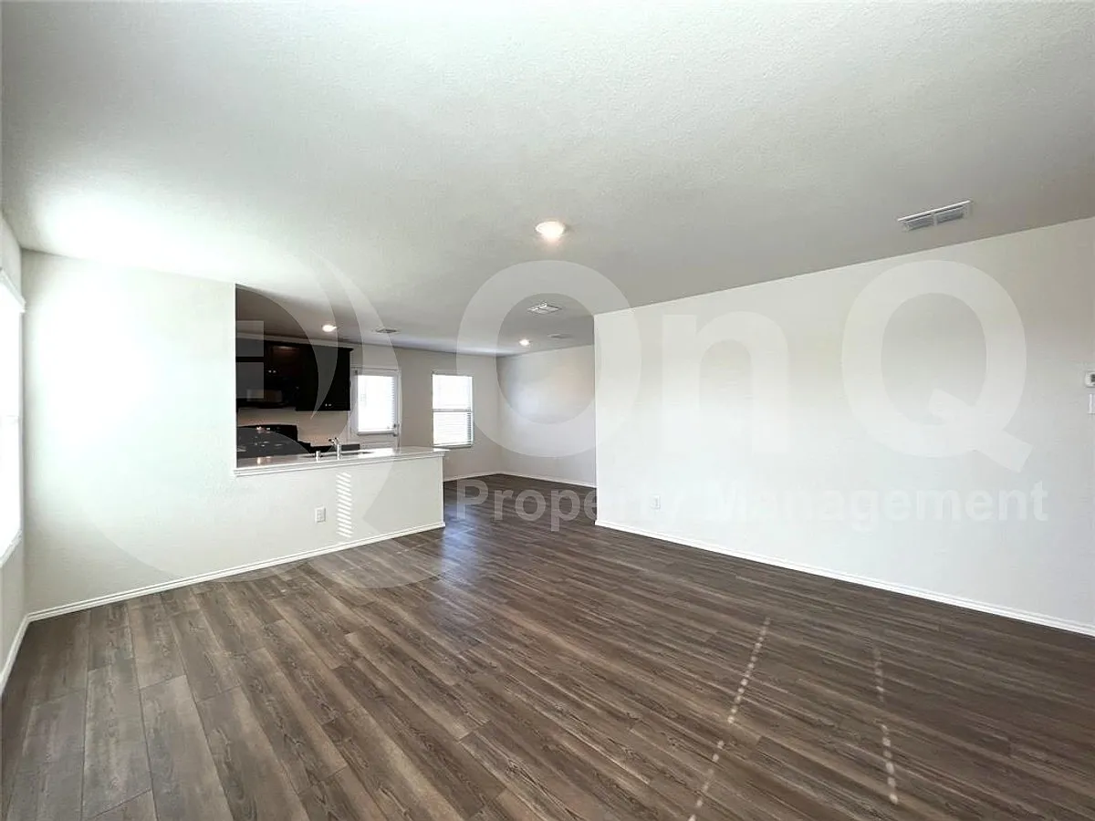 3 bed, 2.0 bath, 1570 sqft, $1,995 — Photo 4