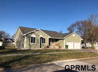 248 4th St, Hampton, NE 68843