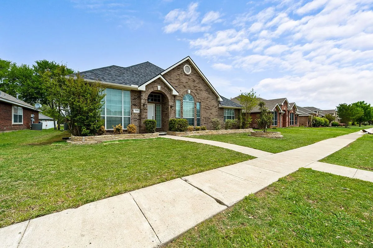 4 bed, 2.0 bath, 2184 sqft, $2,650 — Photo 2