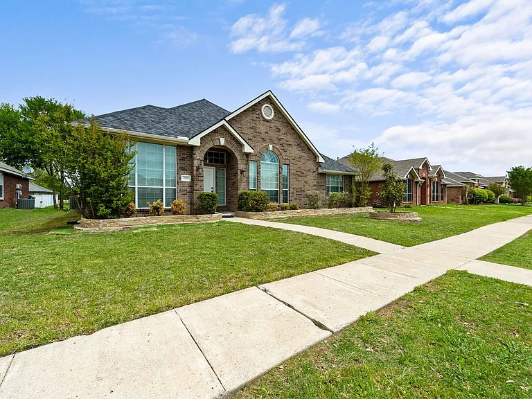 3205 Hamlett Ln — Photo 2