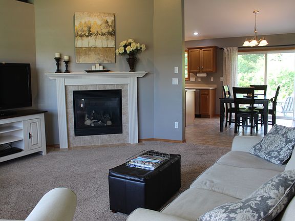 Living Room w/gas fireplace