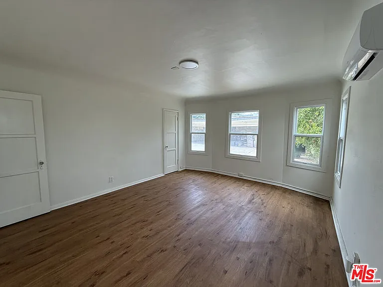 211 S Arnaz Dr #LOWER — Photo 22