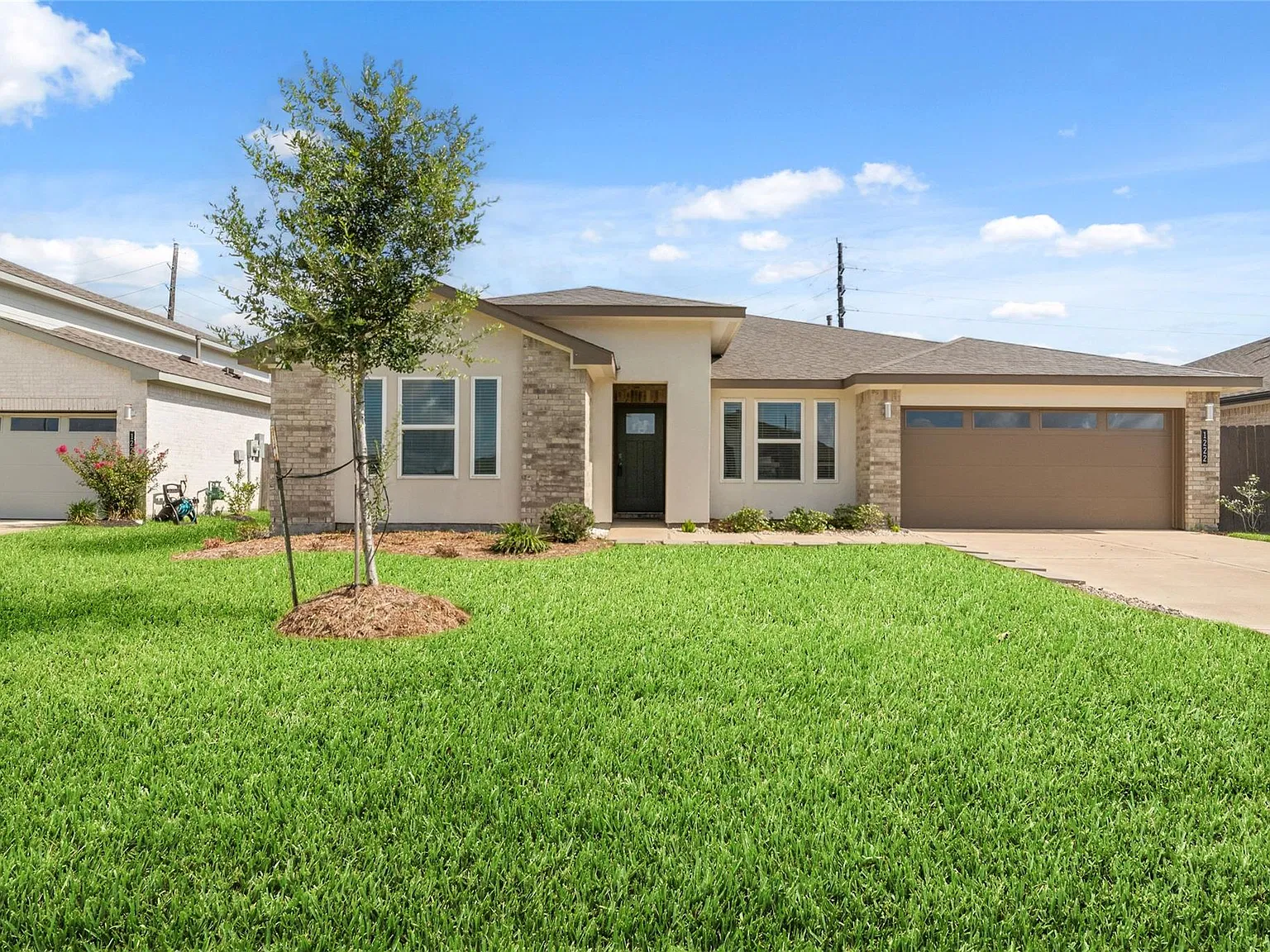 4 bed, 2.0 bath, 2098 sqft, $2,500 — Photo 1