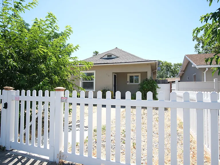 810 E Olive Ave — Photo 2