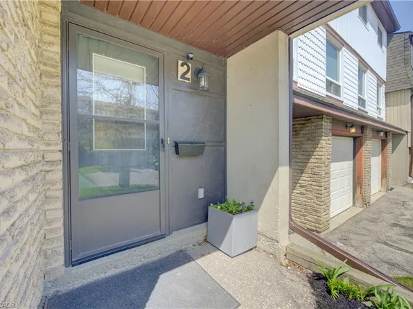 80 Old Country Dr #2, Kitchener, ON N2E 2E5