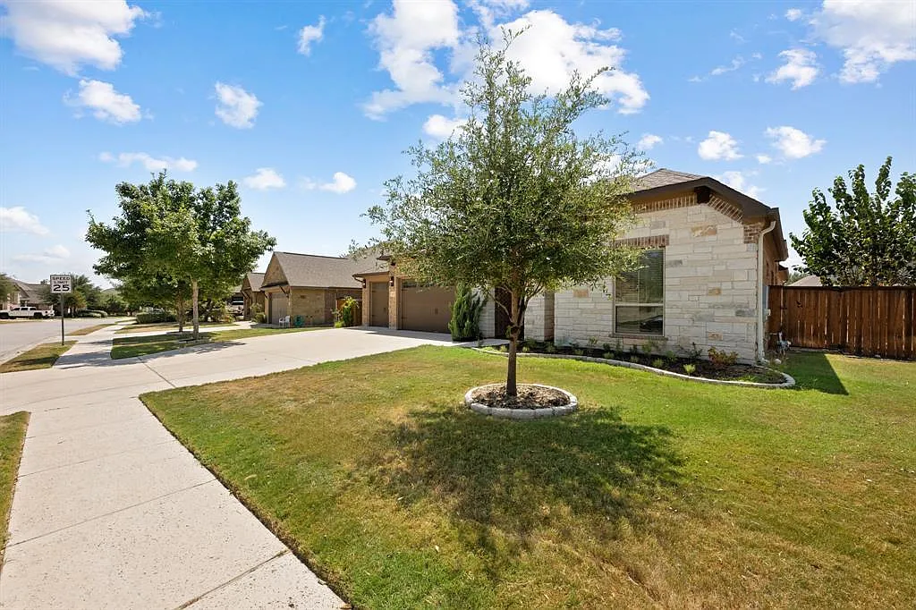 4 bed, 3.5 bath, 3147 sqft, $3,200 — Photo 2