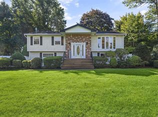 4 Daron Ln, Commack, NY 11725