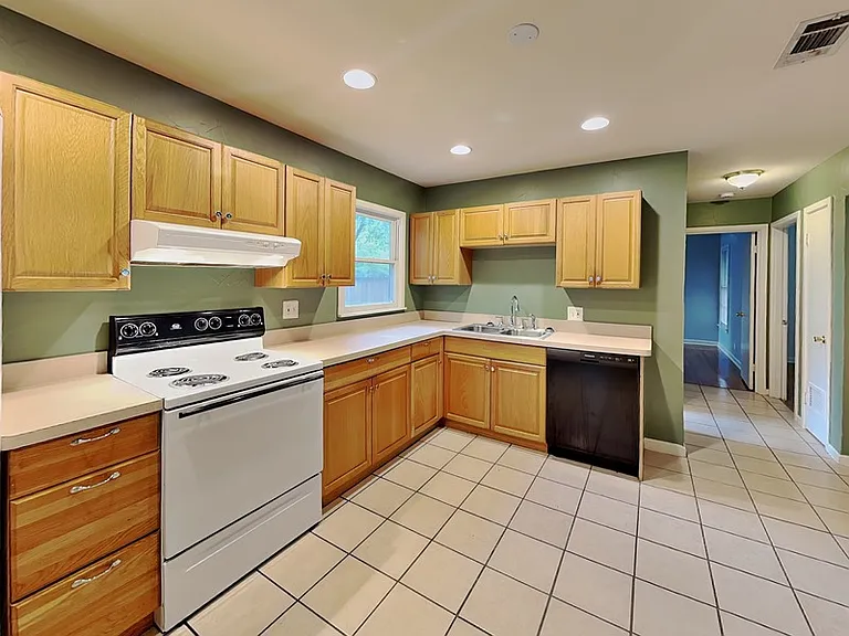 412 Harrison Ln — Photo 6