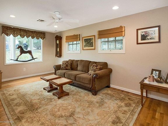 2nd image of 16 Browns Ln