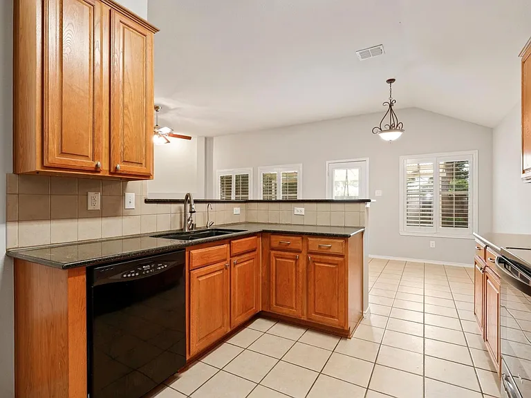 1534 Sleepy Hollow Dr — Photo 12
